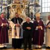 Von links: Pfarrer Werner Eyner, Dekan Stefan Gast, Ehrendomherr Stefan Varadi, Erzbischof Csaba Ternyák, Diakon Ludwig Drexel