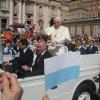 Papst Benedikt XVI. kommt zur Generalaudienz
