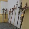 Die Pilgerkreuze an der Inchenhofener Wallfahrtskirche zeugen von der Pilgerschar, die allein am Pfingstmontag aus über 30 Pfarreien zum heiligen Leonhard nach Inchenhofen strömt.