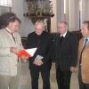 Bürgermeister Karl Metzger überreicht dem Kardinal als Geschenk das Heimatbuch