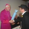 Vorsitzender Hans Schweizer überreicht dem Bischof eine schöne Leonhardskerze ...
