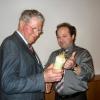 PGR-Vorsitzender Hans Schweizer dankt mit Kerze für die Mitarbeit im Pfarrgemeinderat