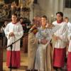 Der Pfarrer zeigt den vielen Mitfeiernden der Osternacht den neugetauften Matthias