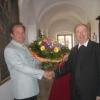 PGR-Vorsitzender Hans Schweizer überreicht Mosignore German Fischer einen Blumenstrauß für 35 Jahre Pfarrer in Leahad