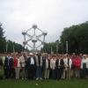 Gruppenfoto vor dem Atomium in Brüssel.