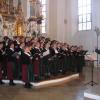 Verbreitete adventliche Stimmung in der Leonhardi-Wallfahrtskirche: Der Landfrauenchor unter Leitung des stellvertretenden Landrats Rupert Reitberger