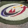Blumenteppich mit Logo des Weltjugendtages vom Blumen- und Gartenbauverein bei Josef Hundseder