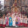 Gruppenbild mit dem liturgischen Dienst nach Ende des Hochamtes