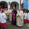 Die Ministranten Thomas Höger und Christina Heinrich aus Oberbachern tragen ein von Msgr. German Fischer verfasstes Gedicht vor