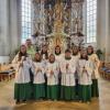 Auf dem Foto von links:
vorne: Emely Jänsch, Lena Jänsch, Simone Arzberger, Jonas Russ, Magdalena Haberl (neue Ministranten), 
hinten: Dekan Stefan Gast, Isabella Blum, Maria Schmidberger, Antonia Schmidberger (verabschiedete Ministrantinnen) und Oberministrantin Janina Haas