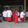 Anziehen der Ministranten auf dem Busparkplatz