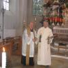 Msgr. German Fischer bedankt sich beim Pfarrer von Pförring, Dekan Franz Weber, mit einer Bildtafel vom Gnadenbild des heiligen Leonhard auf dem Hochaltar der Wallfahrtskirche