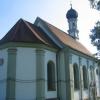 Die von Ketten umgebene St.Leonhardskirche bei Kaufering