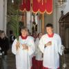 Ministranten beim Einzug in die Kirche