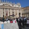 Feierlicher Einzug des Papstes mit Kardinälen und Bischöfen