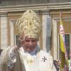 Papst Benedikt XVI. in vollem Ornat