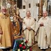 Nach dem Gottesdienst stellen sie sich bei der gekrönten Muttergottesfigur dem Fotographen:
von links nach rechts: Pater Felix Kraus, Monsignore German Fischer und Ehrendomherr Stefan Varadi.