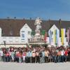 Die Pilgergruppe vor dem Marienbrunnen in Altötting